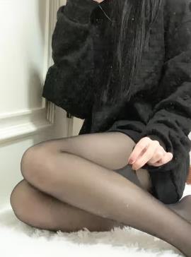 丝袜上有英文字母是什么品牌（黑色丝袜上带字母的品牌）