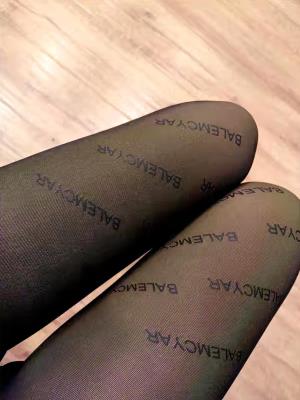 丝袜上有英文字母是什么品牌（黑色丝袜上带字母的品牌）