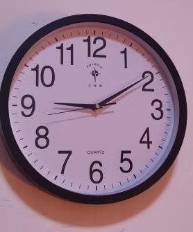 客厅钟表时尚(客厅钟表时尚摆放)