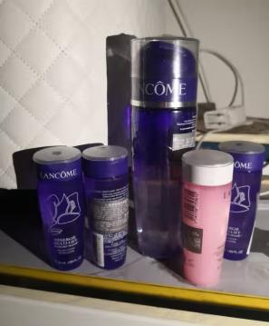 兰蔻粉水和蓝水的区别（兰蔻粉水和蓝水的区别是什么）